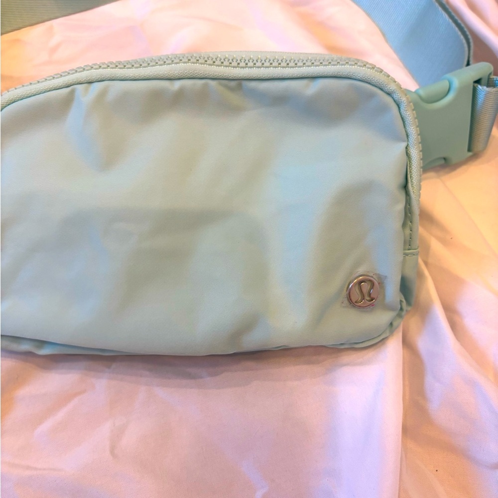 Lululemon Light Blue Everywhere Belt Bag Brand New - Picture 2 of 2